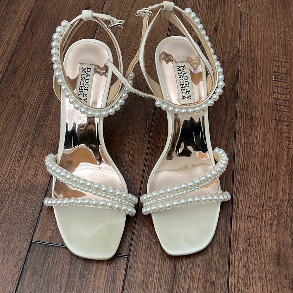 Badgley Mischka Pearl Heels with original box and shoe bag